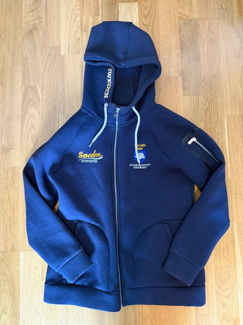 Bild 1 av Mörkblå hoodie från Svenska ridsportförbundet 