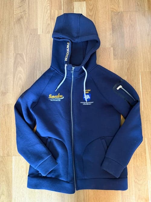 Bild av Mörkblå hoodie från Svenska ridsportförbundet 
