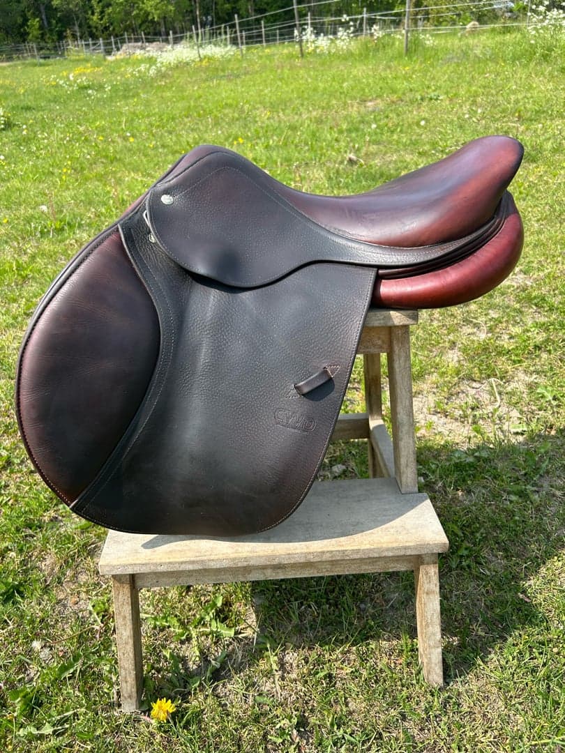 Bild 1 av CWD hoppsadel 17”