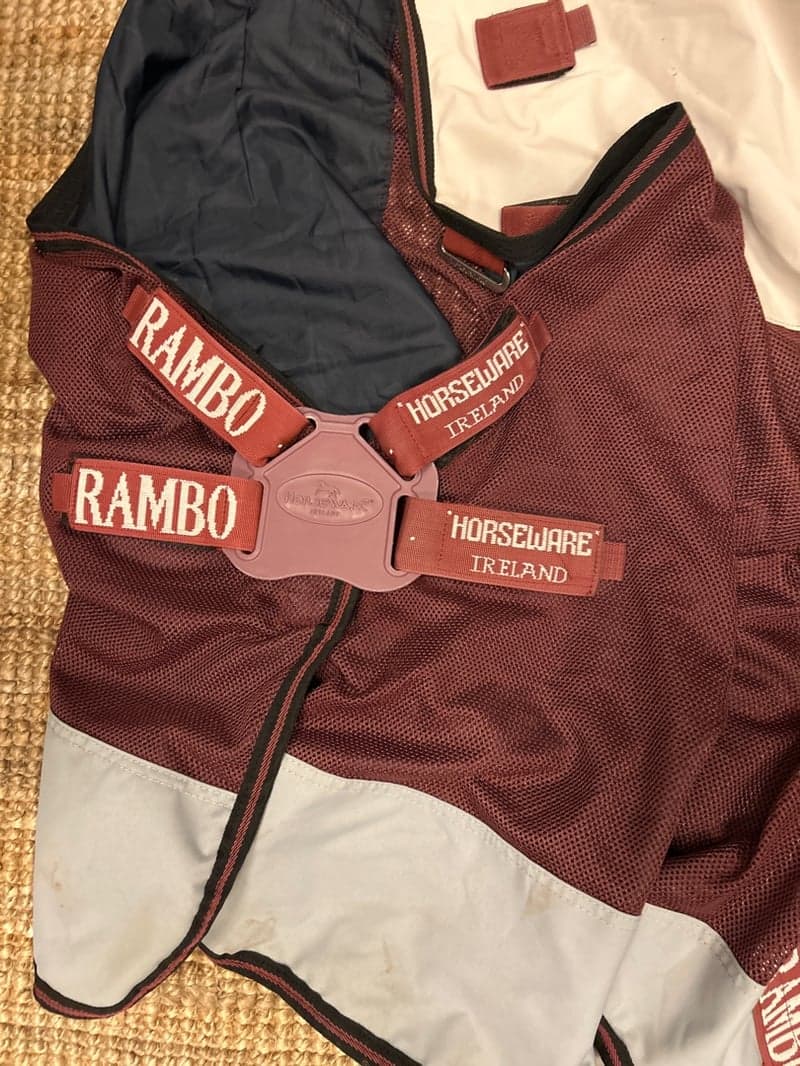 Bild 4 av Burgundy täcke från Horseware Rambo