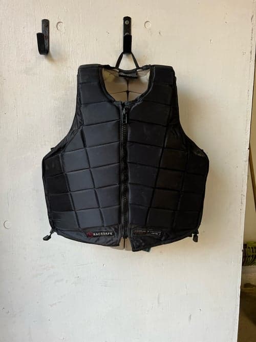 Bild av Svart säkerhetsväst från Racesafe