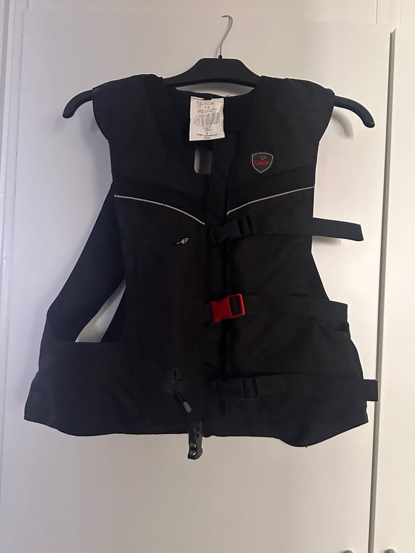 Bild 1 av Svart airbag väst från Spark
