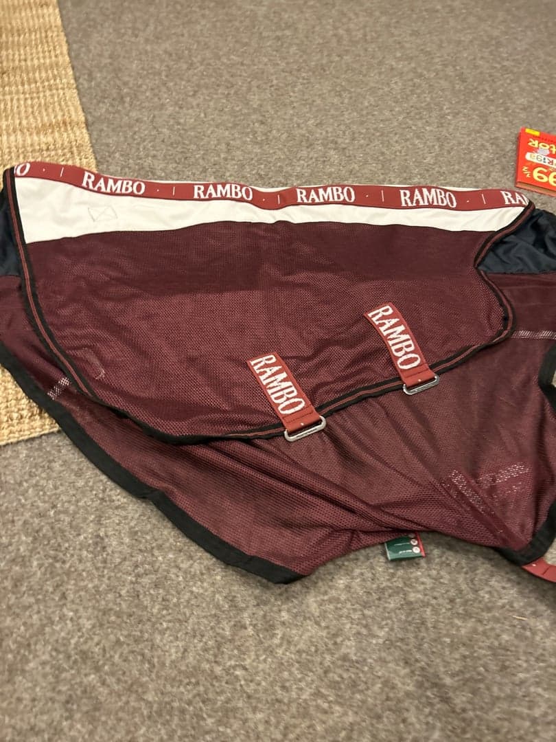 Bild 1 av Burgundy täcke från Horseware Rambo